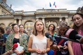仏パリの国務院前で、環境NGO「大地の蜂起（SLT）」の解散命令に抗議するデモに参加するスウェーデンの環境活動家グレタ・トゥンベリさん（中央、2023年6月21日撮影）。(c)AFP