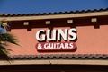 米ネバダ州メスキートにある、スティーブン・パドック容疑者が銃を購入した銃器販売店「ガンズ・アンド・ギターズ」（2017年10月3日撮影）。(c)AFP/Robyn Beck