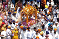 インド北部のアムリツァル（アムリツァル）で、シーク（Sikh）教第5代グル（指導者）アルジュン（Arjun Dev）の生誕445年周年の祝祭前日に、Lohgarh Sahib GurdwaraからSantokh Sar Gurudwaraに聖典パルキ・サーヒブ（Palki Sahib）を運ぶシーク教徒ら（2008年5月1日撮影）。(c)AFP/NARINDER NANU