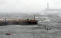 韓国南部沿岸の麗水で、台風18号の影響で座礁した旅客船の乗組員の救出にあたる沿岸警備隊（2016年10月5日撮影）。(c)AFP/YONHAP 