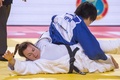 第33回世界柔道選手権、女子78キロ級。準決勝でダリア・ポゴジェレツ（白）と対戦する梅木真美（2015年8月28日撮影）。(c)AFP/JACK GUEZ
