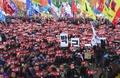 韓国ソウル中心部で行われた朴槿恵（パク・クネ）大統領の辞任を求める抗議デモの様子（2016年11月19日撮影）。(c)AFP/JUNG Yeon-Je