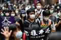 香港で、民主派によるデモに参加する人々（2020年5月24日撮影）。(c)AFP/Anthony WALLACE