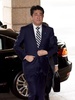 皇室会議に出席するため東京都内の宮内庁に到着した安倍晋三首相（2017年12月1日撮影）(c)AFP/TORU YAMANAKA
