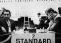 アルゼンチン・ブエノスアイレス（Buenos Aires）で、ソ連のTigran Petrossian氏と対戦する、ボビー・フィッシャー（Bobby Fischer）氏（右、1971年7月撮影）。(c)AFP/TASS