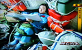 中国中央テレビ（CCTV）が放送した、神舟7号（Shenzhou VII）内の景海鵬（Jing Haipeng）宇宙飛行士。（2008年9月27日撮影）。(c)AFP/CCTV