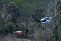 フランス南部サントロペの北西約50キロにあるカルセス湖付近で、事故の現場近くを飛ぶヘリコプター（2018年2月2日撮影）。(c)AFP PHOTO / Anne-Christine POUJOULAT