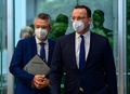 記者会見に到着したドイツのイェンス・シュパーン保健相（右）と国立疾病対策研究機関ロベルト・コッホ研究所のロタール・ウィーラー所長（2021年11月12日撮影、資料写真）。(c)Tobias SCHWARZ / various sources / AFP