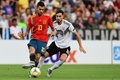 サッカーU-21欧州選手権決勝、スペイン対ドイツ。パスを送るスペインのダニ・セバージョス（左、2019年6月30日撮影）。(c)Miguel MEDINA / AFP