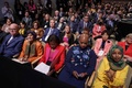 米首都ワシントンで開かれた食の問題に関する対策会議で、ジョー・バイデン大統領の演説を聞く議員ら（2022年9月28日撮影）。(c)Oliver Contreras / AFP