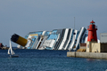 イタリア中部ジリオ（Giglio）島付近の浅瀬で1月に座礁、32人が死亡・行方不明になり、船体の半分が沈没したまま放置されていたクルーズ船「コスタ・コンコルディア（Costa Concordia）号」の引き揚げ作業が今週開始された。

写真はジリオ島の岸から見える「コスタ・コンコルディア（Costa Concordia）号」（2012年6月25日撮影）。(c)AFP/VINCENZO PINTO
