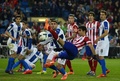 13-14スペイン1部リーグ第28節、アトレティコ・マドリード（Atletico de Madrid）対RCDエスパニョール（RCD Espanyol）。ボールに脚を伸ばすアトレティコ・マドリードのジエゴ・コスタ（Diego da Silva Costa、手前、2014年3月15日撮影）。(c)AFP/PIERRE-PHILIPPE MARCOU