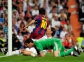 欧州チャンピオンズリーグ2010-11（UEFA Champions League 2010-11）準決勝、レアル・マドリード（Real Madrid）対FCバルセロナ（FC Barcelona）第1戦。FCバルセロナのリオネル・メッシ（Lionel Messi、上）にゴールを奪われ、落胆するレアル・マドリードのセルヒオ・ラモス（Sergio Ramos、中）とGKイケル・カシージャス（Iker Casillas、下、2011年4月27日撮影）。(c)AFP/DANI POZO