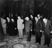 北朝鮮・平壌（Pyongyang）で、故金日成（Kim Il-Sung）国家主席の亡きがらに最後の別れを告げる金正日（キム・ジョンイル、Kim Jong-Il）氏（中、1994年7月11日撮影）。(c)AFP