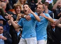 13-14イングランド・プレミアリーグ最終第38節、マンチェスター・シティ（Manchester City）対ウェストハム（West Ham）。先制点を決め、パブロ・サバレタ（Pablo Zabaleta、右）と喜ぶマンチェスター・シティのサミル・ナスリ（Samir Nasri、2014年5月11日撮影）。(c)AFP/ANDREW YATES
