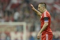 サッカー欧州チャンピオンズリーグ2013-14（UEFA Champions League 2013-14）準決勝第2戦、バイエルン・ミュンヘン（Bayern Munich）対レアル・マドリード（Real Madrid）。試合後、歓声に応えるバイエルン・ミュンヘンのフランク・リベリ（Franck Ribery、2014年4月29日撮影）。(c)AFP/CHRISTOF STACHE