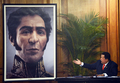 ベネズエラのウゴ・チャベス（Hugo Chavez）大統領は24日、ラテンアメリカの「解放者」として知られるシモン・ボリバル（Simon Bolivar）の誕生日に合わせ、2010年に掘り起こされたボリバルの遺体から得られた遺伝データを基にコンピューターで作成した肖像画を公開した。

写真は首都カラカス（Caracas）で開かれた記念式典で、肖像画を公開するチャベス大統領（2012年7月24日撮影）。(c)AFP/JUAN BARRETO