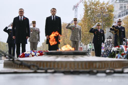 無名戦士の墓の慰霊の炎でたばこに火、仏国民激怒「国家への侮辱