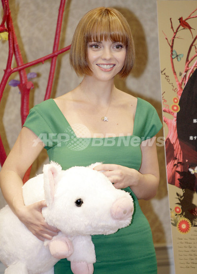 クリスティーナ・リッチ、映画『ペネロピ』PRのため来日　