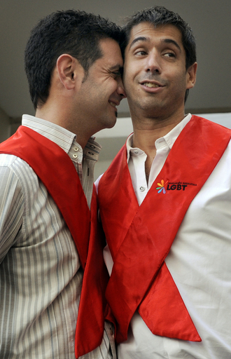 アルゼンチンの男性カップル、挙式前夜に裁判所が「待った！」