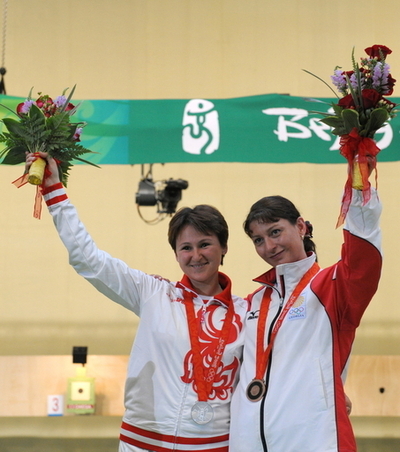 ロシアとグルジアの選手、表彰台で抱擁 北京五輪・女子射撃