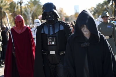 リアルな仮装で「スター・ウォーズ・パレード」、バルセロナ
