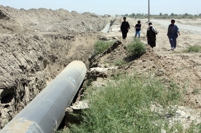 イランで原油パイプラインが破裂、海と農地に被害