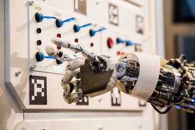 国民監視からテロまで、AIが悪用される近未来の脅威 専門家らが警鐘