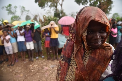 ハリケーン被災者支援が遅れるハイチ、10代の若者が射殺される