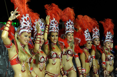 パラグアイ最大のカーニバル「ジャマーダス」、ダンサーらが競演