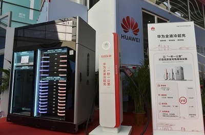 ファーウェイ 全液冷式超急速充電スタンド来年に10万基余り配備へ 中国