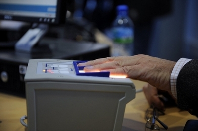 指紋手術し生体認証すりぬけ、国外退去中国人を逮捕