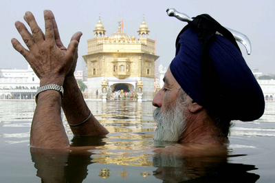 シーク教の祭りを待つ黄金寺院、インド