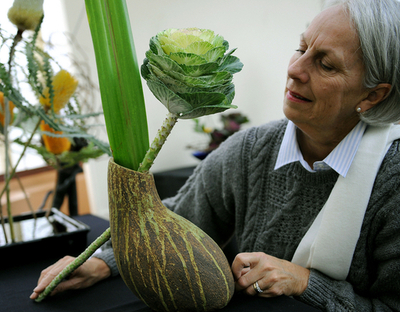 豪シドニーでも人気の華道、植物園で草月流の作品展