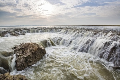 江西・ハ陽湖の湿地に現れた「瀑布」の奇観