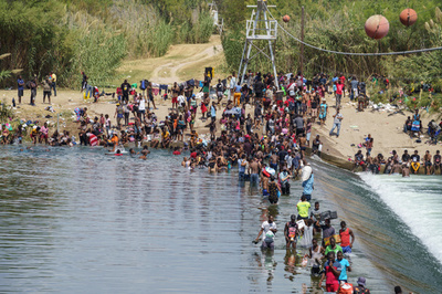 橋の下の不法移民、米当局が国外退去便の増加で対応へ