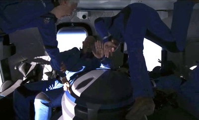 ベゾス氏、地球の美しさに「畏敬の念」 宇宙飛行終え会見