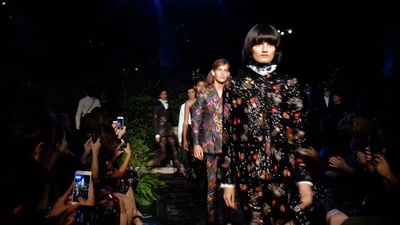 動画：アーデム×H＆M、LAでコラボレーションコレクション発表