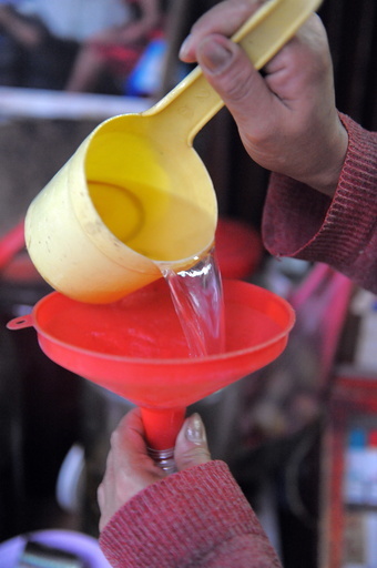 カンボジアでまた有毒酒被害か 10人死亡、50人入院