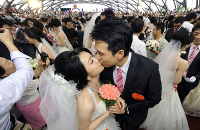 台北で160組の集団結婚式