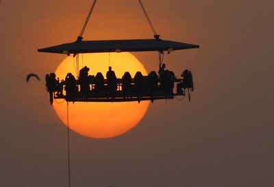 【今日の1枚】絶景だけでおなかいっぱい、空飛ぶテーブル
