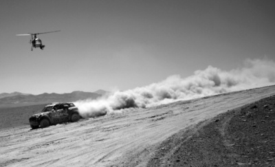 白黒写真で撮影されたダカールラリーのワンシーン