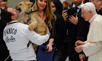 ライオンの子どもと触れ合うローマ法王