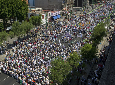 麻薬抗争はもうゴメンだ！沈黙のデモ行進に数万人 メキシコ
