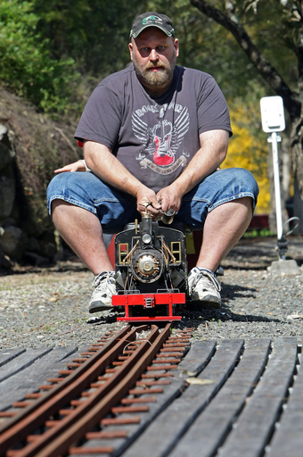 童心にかえって?  「ミニチュア電車に乗る会」に集う豪鉄道愛好家ら