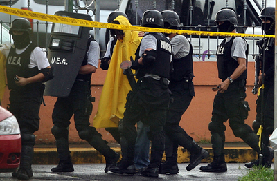 露大使館立てこもりの男性、人質解放し投降 - コスタリカ