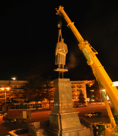 スターリン像を出身地の中央広場から撤去、グルジア