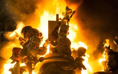 火祭り最終日、燃える巨大な「時の人」 スペイン