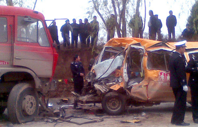 9人乗り送迎バスに64人、事故で園児ら20人死亡 中国