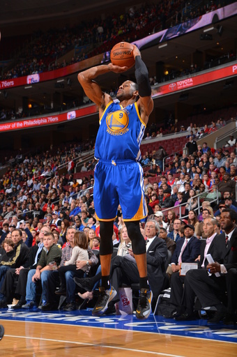 ウォリアーズ、開幕3連勝のセブンティシクサーズに勝利